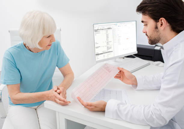 Cardiologista consulta uma idosa sobre os resultados de um eletrocardiograma e exames. Arritmia e doença cardíaca, diagnóstico